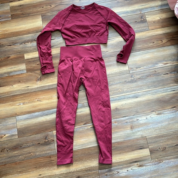 SHEIN Seamless Raglan Sleeve Sports Set // Size Medium (6) // Color: Burgundy - Picture 6 of 7